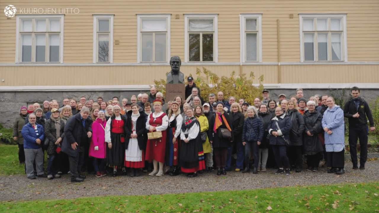 Ryhmäkuva C. O. Malmin patsaalla.