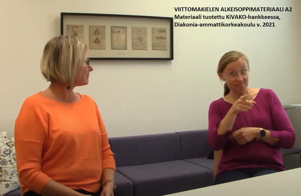 Kaksi naista istuu vierekkäin sovalla, toinen naisista viittoo, vieressä on oppimateriaalin nimi.